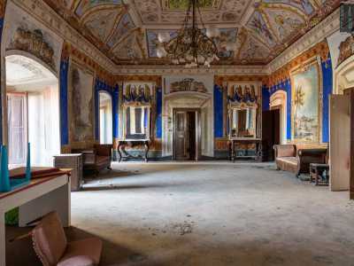  una vasta sala rettangolare, utilizzata un tempo per feste da ballo, interamente affrescata